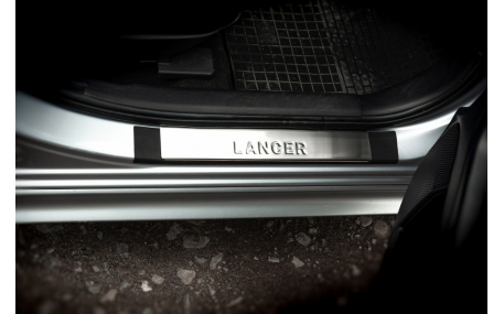 Накладки на пороги Mitsubishi Lancer X