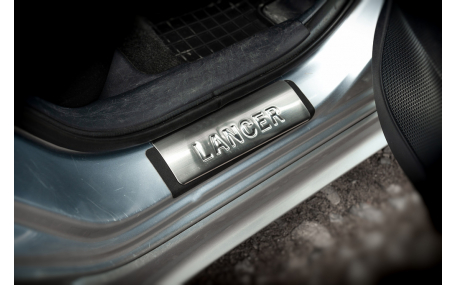 Накладки на пороги Mitsubishi Lancer X