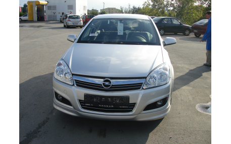 Накладка передняя Opel Astra H Sedan