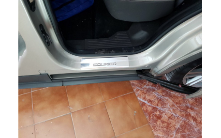 Накладки на пороги Ford Courier