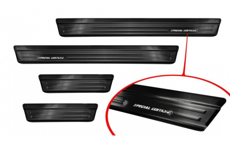 Накладки на пороги Mazda 3