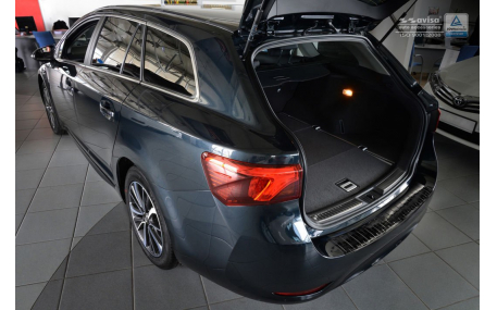 Накладка на задний бампер Toyota Avensis