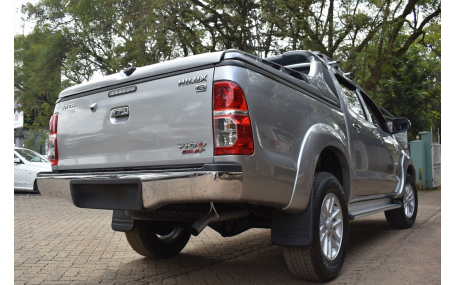 Бампер задний Toyota Hilux