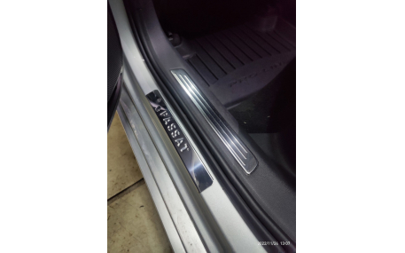 Накладки на пороги Volkswagen Passat B8