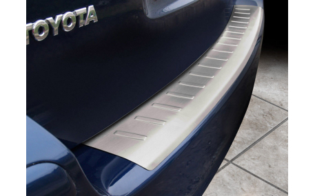 Накладка на задний бампер Toyota Avensis