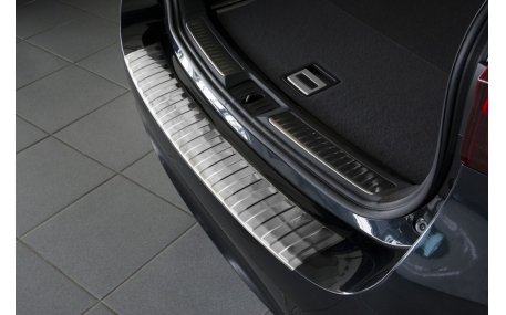 Накладка на задний бампер Toyota Avensis