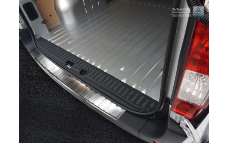 Накладка на задний бампер Opel Movano