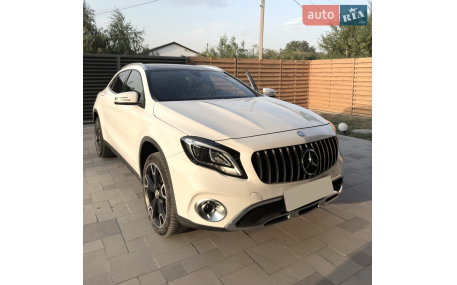Решетка радиатора Mercedes GLA-class X156 2017-2020