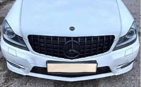 Решетка радиатора Mercedes C-class W204