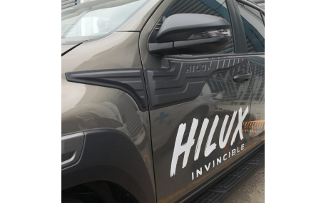 Молдинги дверей Toyota Hilux