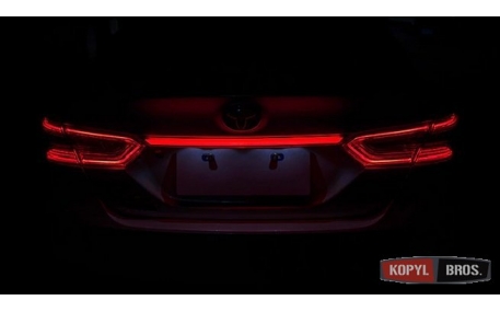 Диодная вставка между фонарями Toyota Camry V70