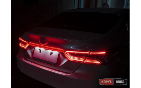 Диодная вставка между фонарями Toyota Camry V70