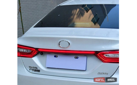 Диодная вставка между фонарями Toyota Camry V70