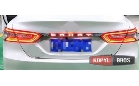 Диодная вставка между фонарями Toyota Camry V70