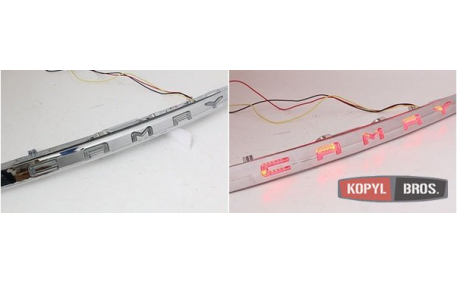 Диодная вставка между фонарями Toyota Camry V70