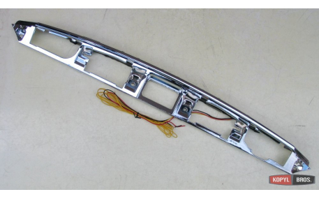 Диодная вставка между фонарями Toyota Camry V70