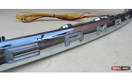 Диодная вставка между фонарями Toyota Camry V70