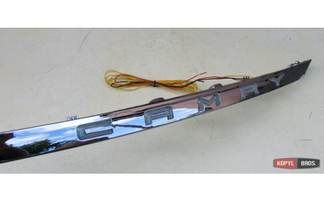 Диодная вставка между фонарями Toyota Camry V70