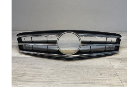 Решетка радиатора Mercedes C-class W204