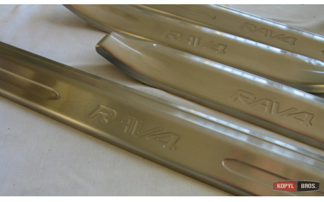 Накладки на пороги Toyota RAV4