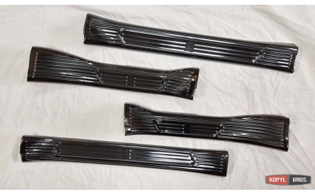 Накладки на пороги Toyota RAV4