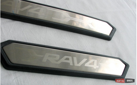 Накладки на пороги Toyota RAV4