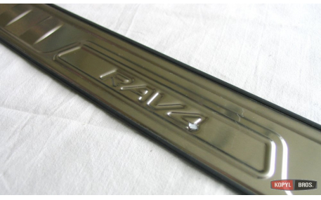 Накладка на задний бампер Toyota RAV4