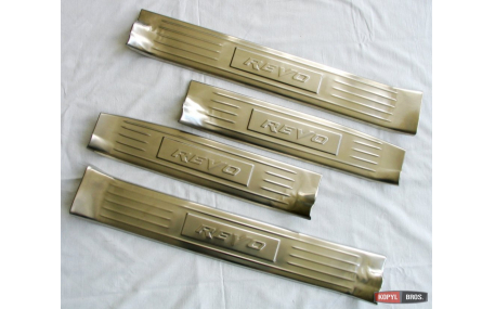 Накладки на пороги Toyota Hilux