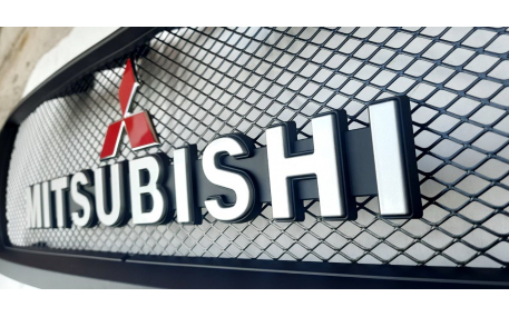 Решетка радиатора Mitsubishi Pajero 4