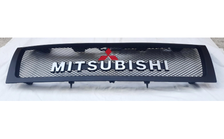 Решетка радиатора Mitsubishi Pajero 4