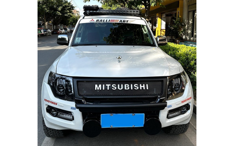 Решетка радиатора Mitsubishi Pajero 4