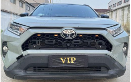Решетка радиатора Toyota RAV4