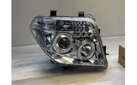 Фары передние Nissan Navara 2005-2010