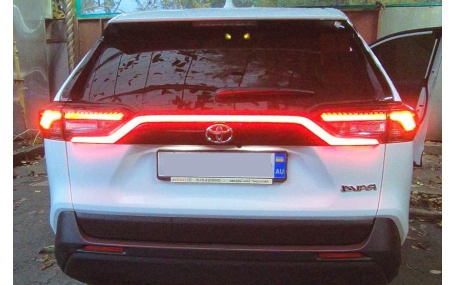 Диодная вставка между фонарями Toyota RAV4
