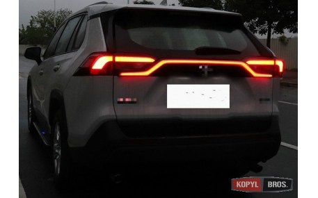 Диодная вставка между фонарями Toyota RAV4