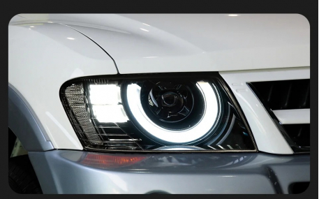 Фары передние Mitsubishi Pajero Wagon 3