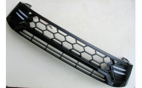 Решетка радиатора Toyota Hilux 2015-2017