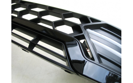 Решетка радиатора Toyota Hilux 2015-2017