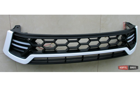 Решетка радиатора Toyota Hilux 2015-2017