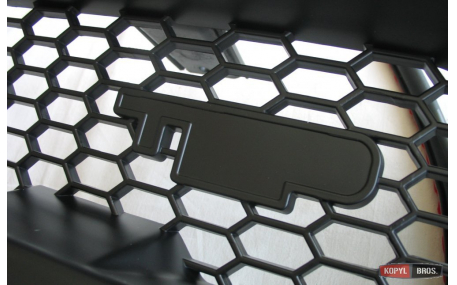 Решетка радиатора Toyota Hilux 2015-2017