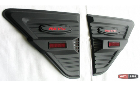 Вставки в крылья Toyota Hilux