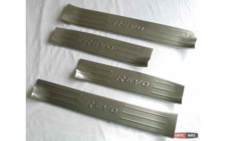 Накладки на пороги Toyota Hilux