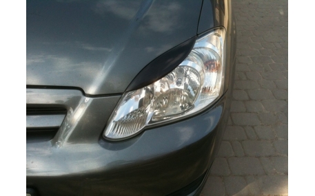 Ресницы Toyota Corolla