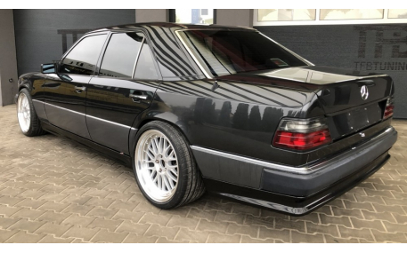 Накладка задняя Mercedes E-class W124