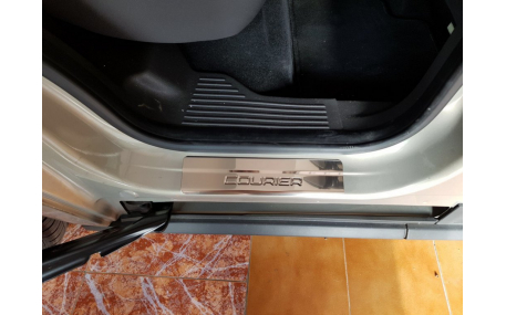Накладки на пороги Ford Courier