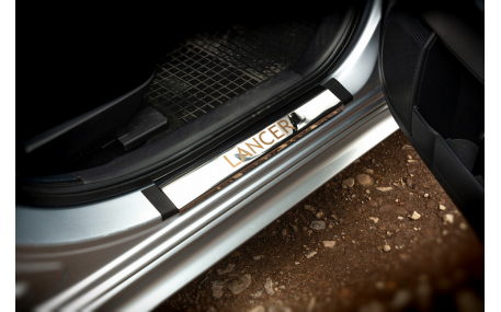 Накладки на пороги Mitsubishi Lancer X