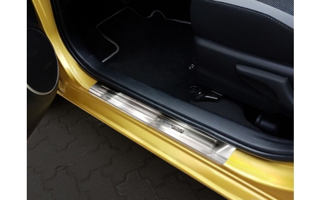 Накладки на пороги Toyota Yaris