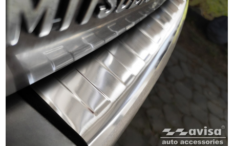 Накладка на задний бампер Mitsubishi Outlander XL