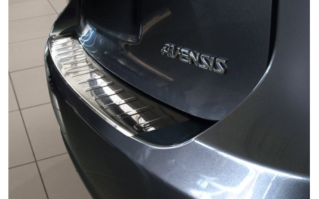 Накладка на задний бампер Toyota Avensis