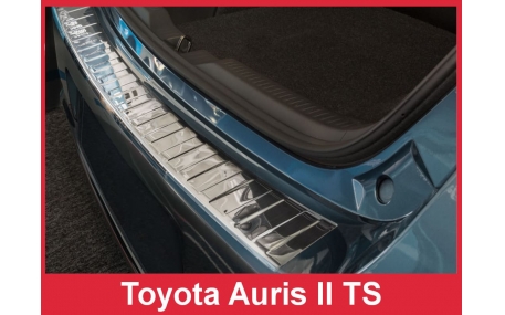 Накладка на задний бампер Toyota Auris